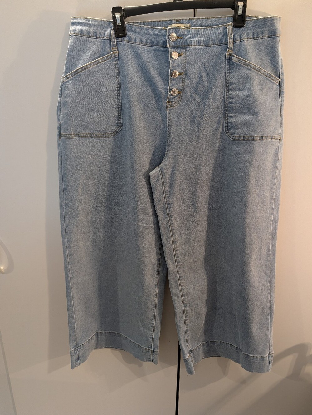 Luvamia Woman's 2XL Light Wash Button-Fly Wide Leg Denim Cropped Jeans